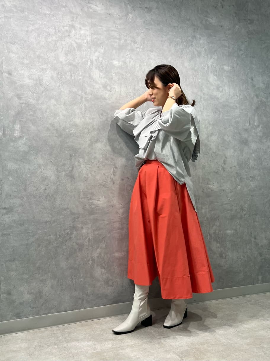 ピンク系のスカート、ホワイト系のブーツ、その他のシャツ/ブラウスを着用したレディースの冬コーディネートの4枚目の写真