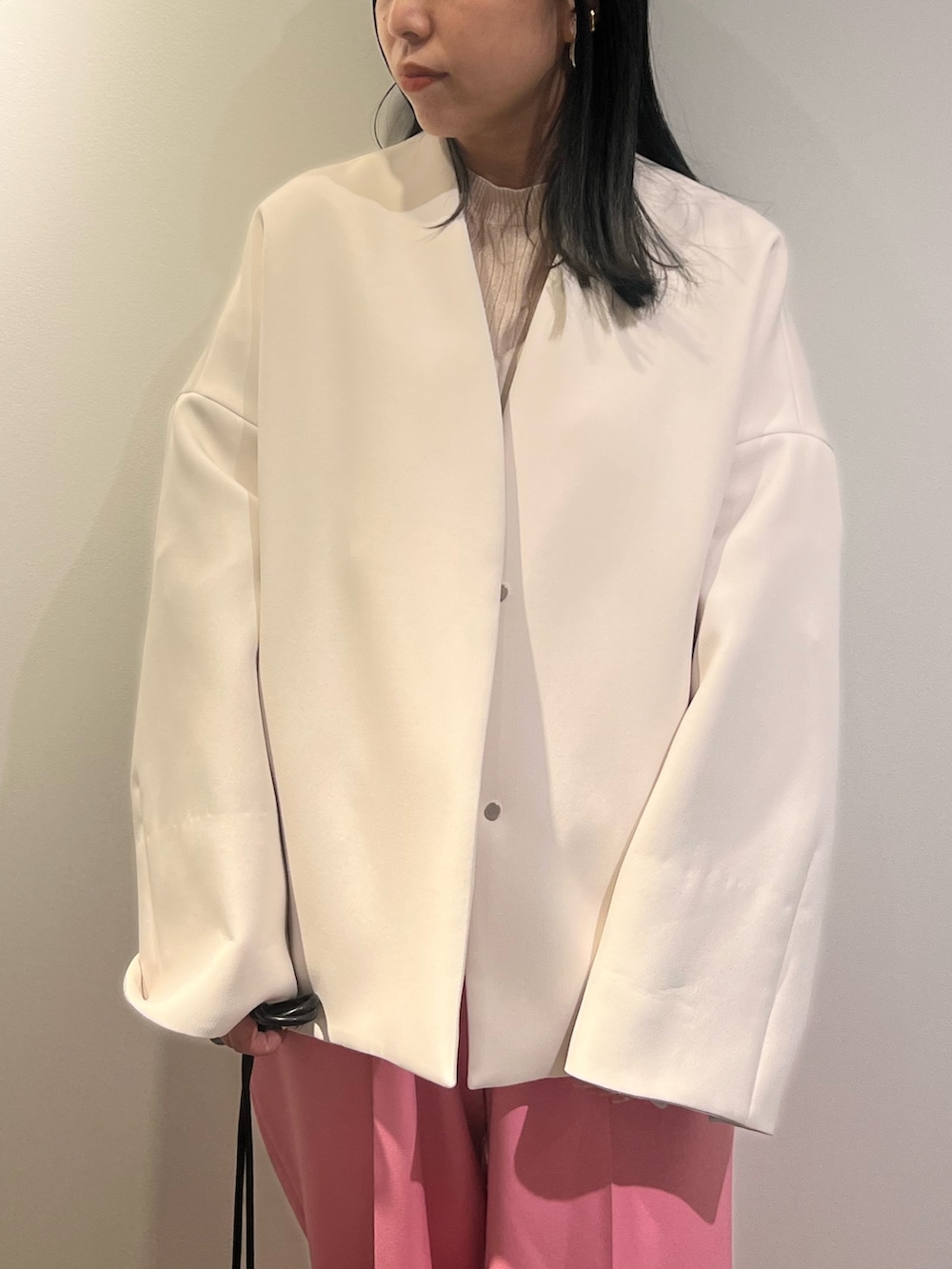 ピンク系のその他パンツ、ブラウン系のノーカラーコート、その他のシャツ/ブラウスを着用したレディースの冬コーディネートの4枚目の写真