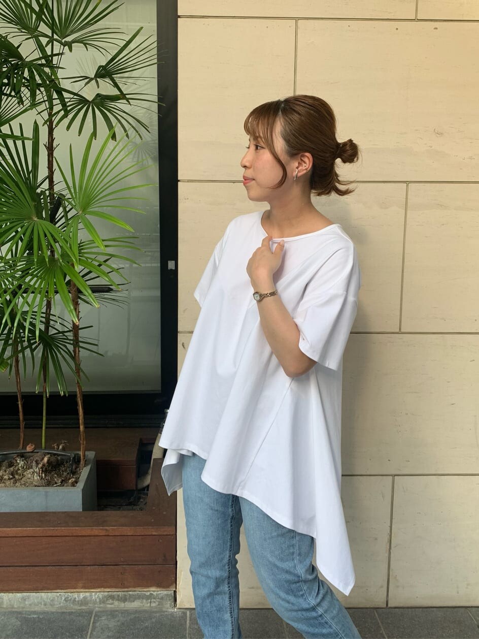 ブルー系のデニムパンツ、ホワイト系のTシャツ/カットソー、ベージュ系のサンダルを着用したレディースの夏コーディネートの4枚目の写真