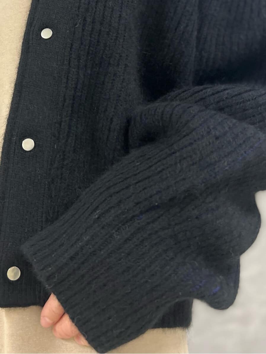 ブラック系のブーツ、ブラック系のカーディガン/ボレロ、ベージュ系のワンピースを着用したレディースの秋コーディネートの5枚目の写真