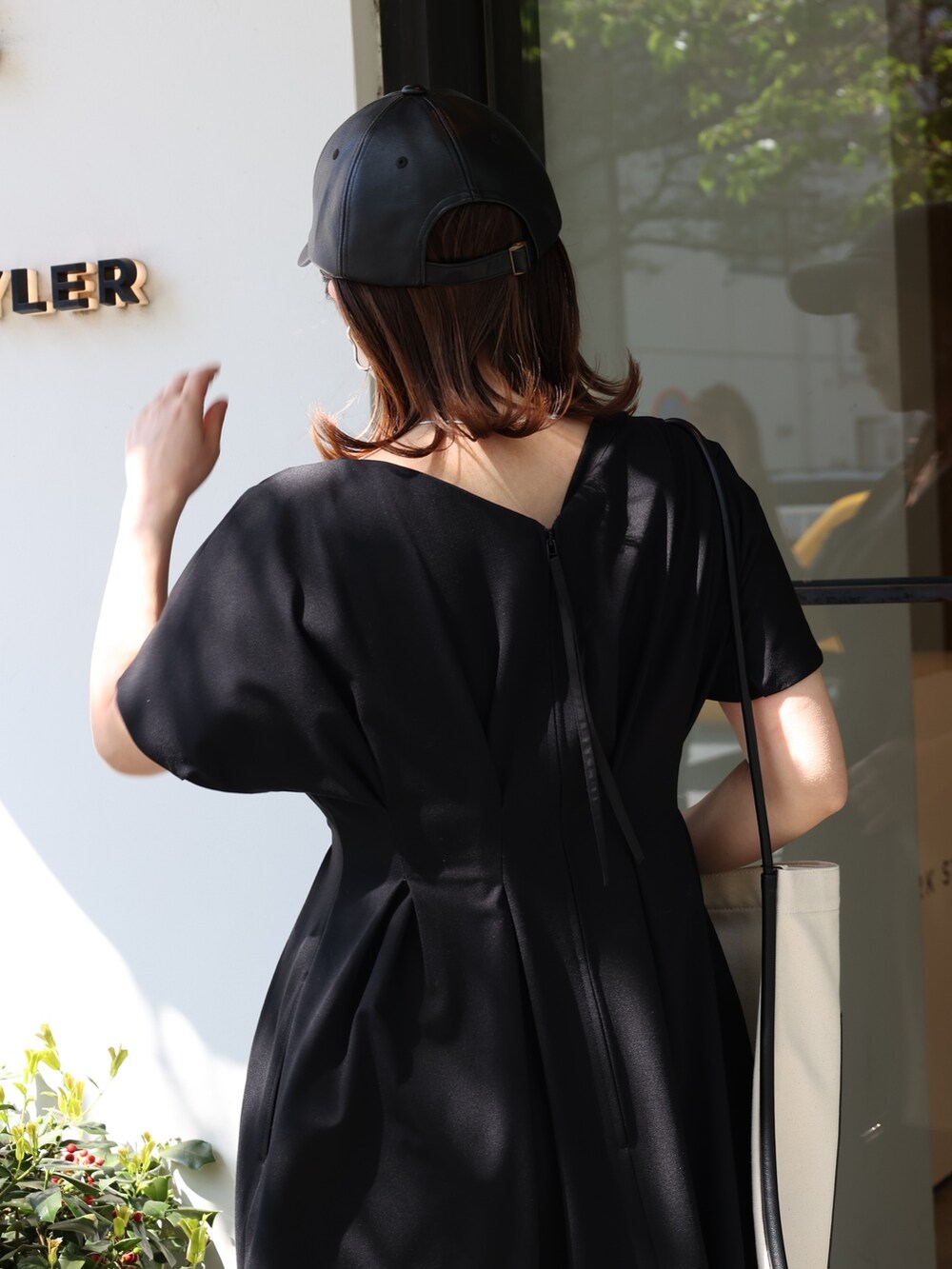 ブラック系のスニーカー、その他のトートバッグ、ブラック系のワンピースを着用したレディースの春コーディネートの4枚目の写真