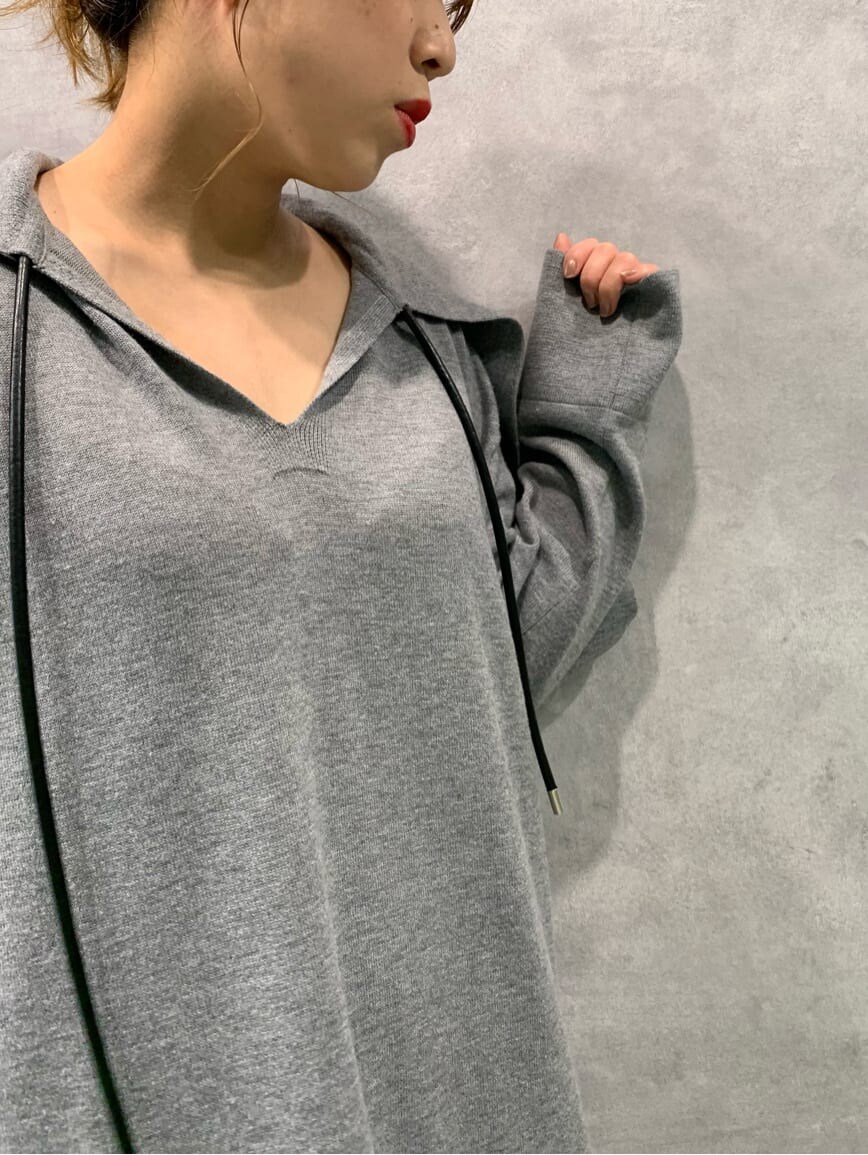 グレー系のワンピース、ホワイト系のブーツを着用したレディースの秋コーディネートの4枚目の写真