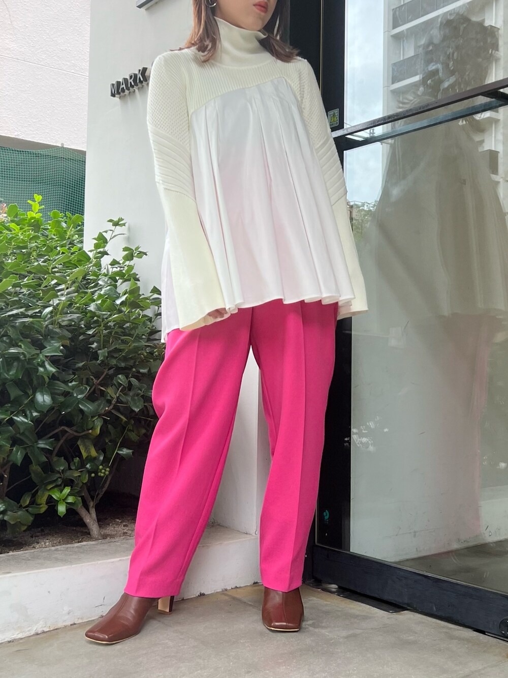 ホワイト系のニット/セーター、ピンク系のその他パンツ、ブラウン系のブーツを着用したレディースの冬コーディネートの4枚目の写真