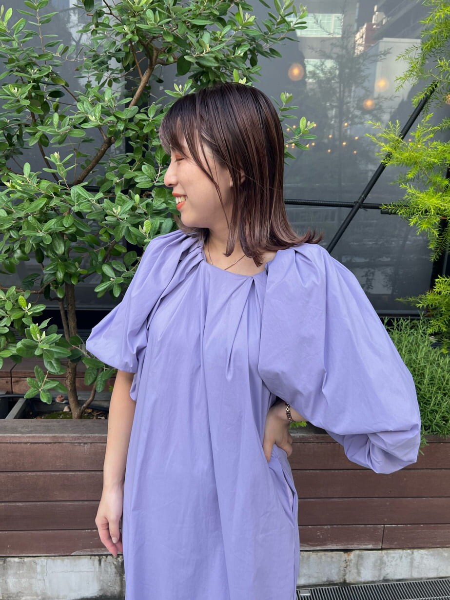 パープル系のワンピース、ブラック系のブーツ、ブラック系のベルトを着用したレディースの夏コーディネートの8枚目の写真