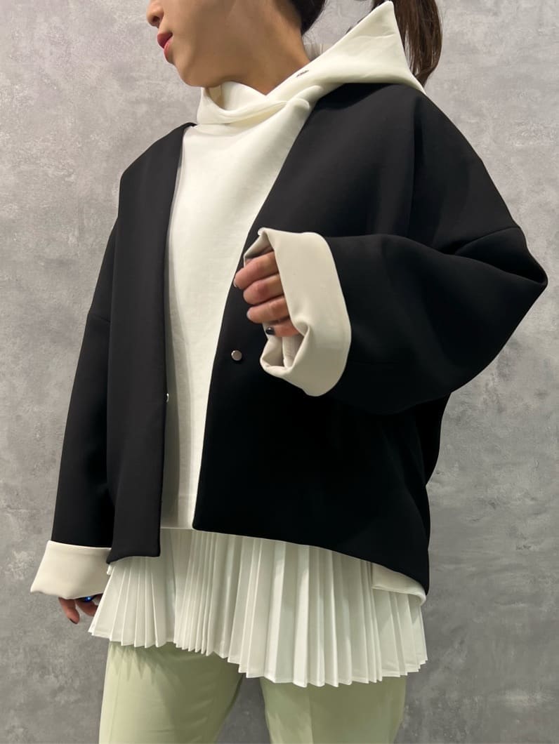 ブラック系のステンカラーコート、ピンク系のその他パンツ、ブルー系のスニーカーを着用したレディースの冬コーディネートの3枚目の写真