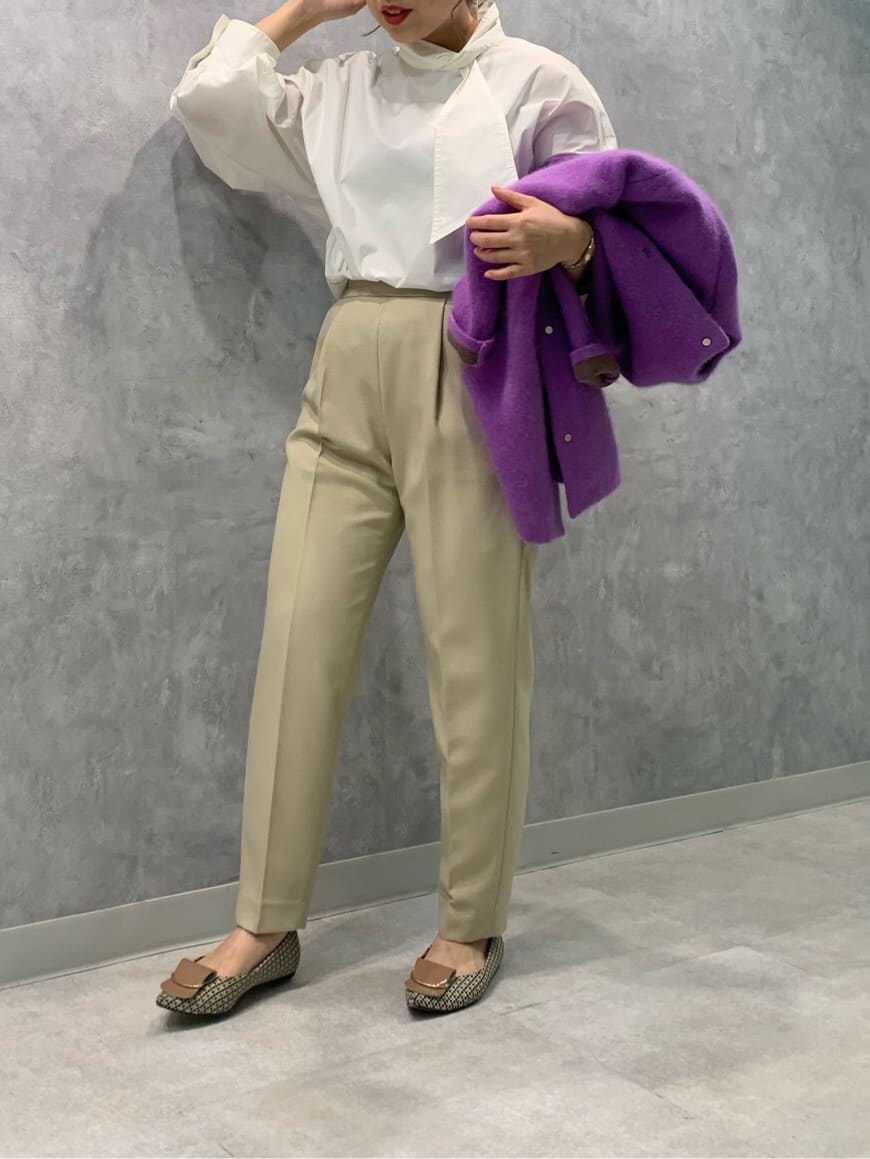 パープル系のカーディガン/ボレロ、ホワイト系のシャツ/ブラウス、ブラウン系のその他パンツを着用したレディースの秋コーディネートの3枚目の写真