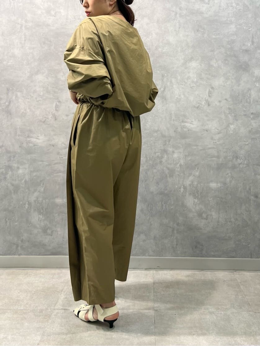 ベージュ系のその他パンツ、ホワイト系のキャミソール、ベージュ系のブルゾンを着用したレディースの春コーディネートの3枚目の写真