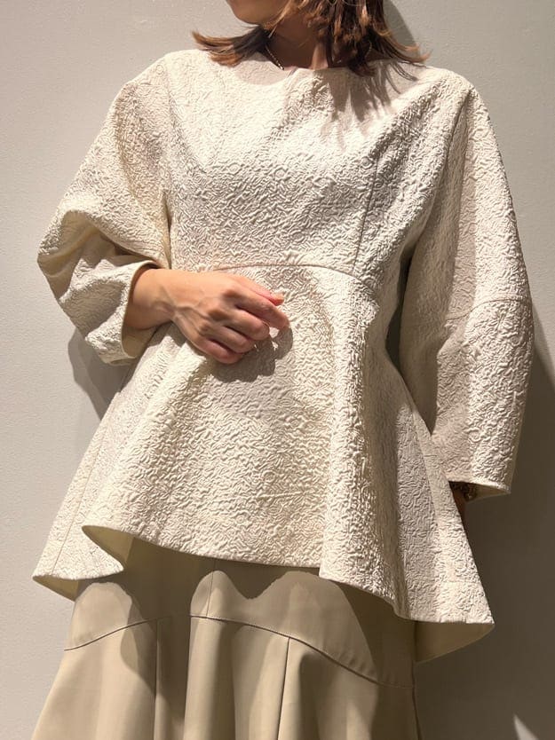 ベージュ系のスカート、ブラウン系のシャツ/ブラウスを着用したレディースの夏コーディネートの5枚目の写真