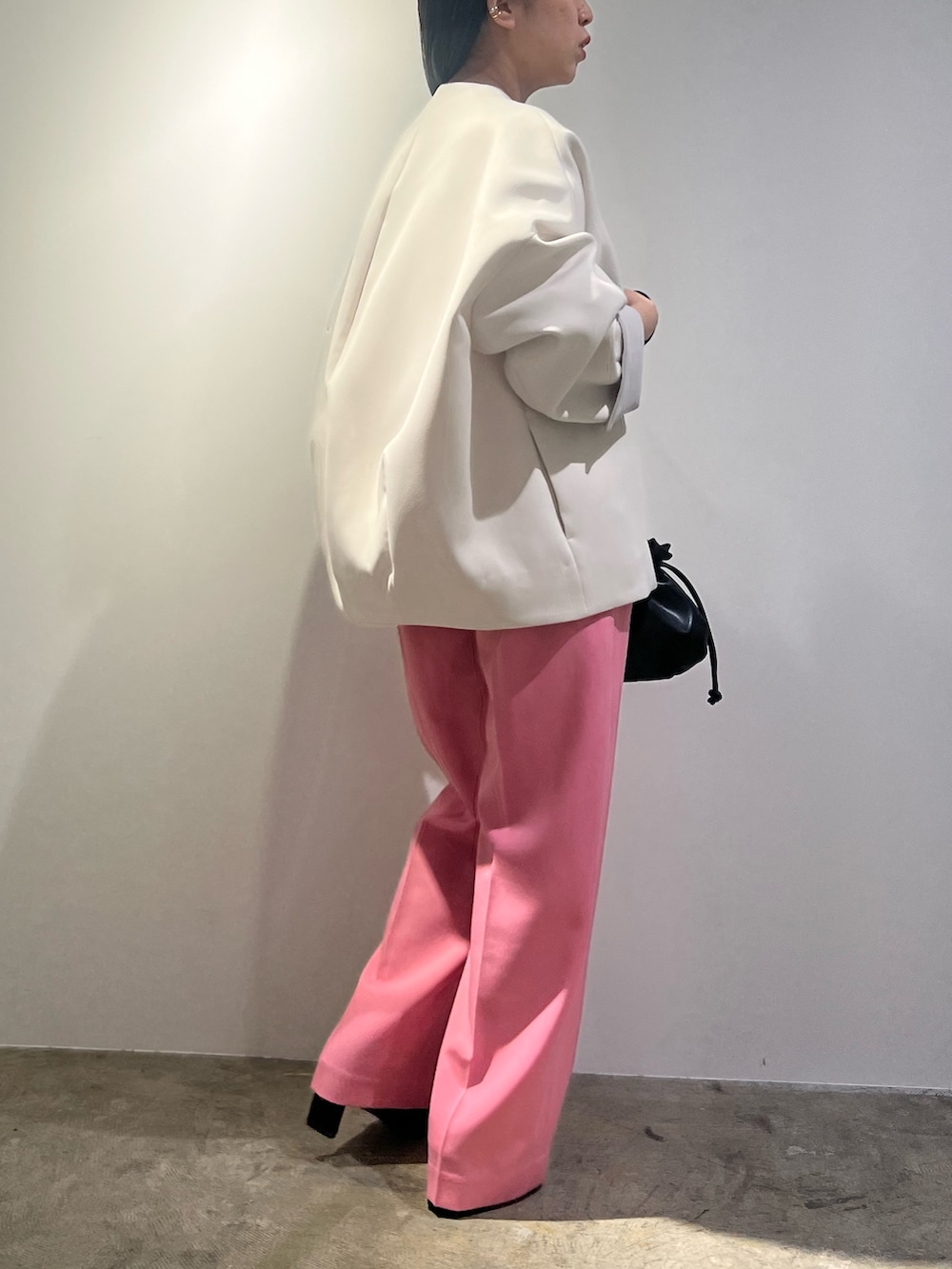 ピンク系のその他パンツ、ブラウン系のノーカラーコート、その他のシャツ/ブラウスを着用したレディースの冬コーディネートの3枚目の写真