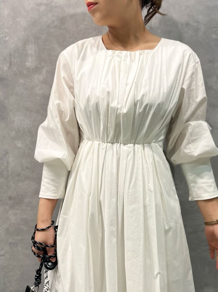 ブラック系のショルダーバッグ、ブラック系のワンピースを着用したレディースの冬コーディネートの4枚目の写真