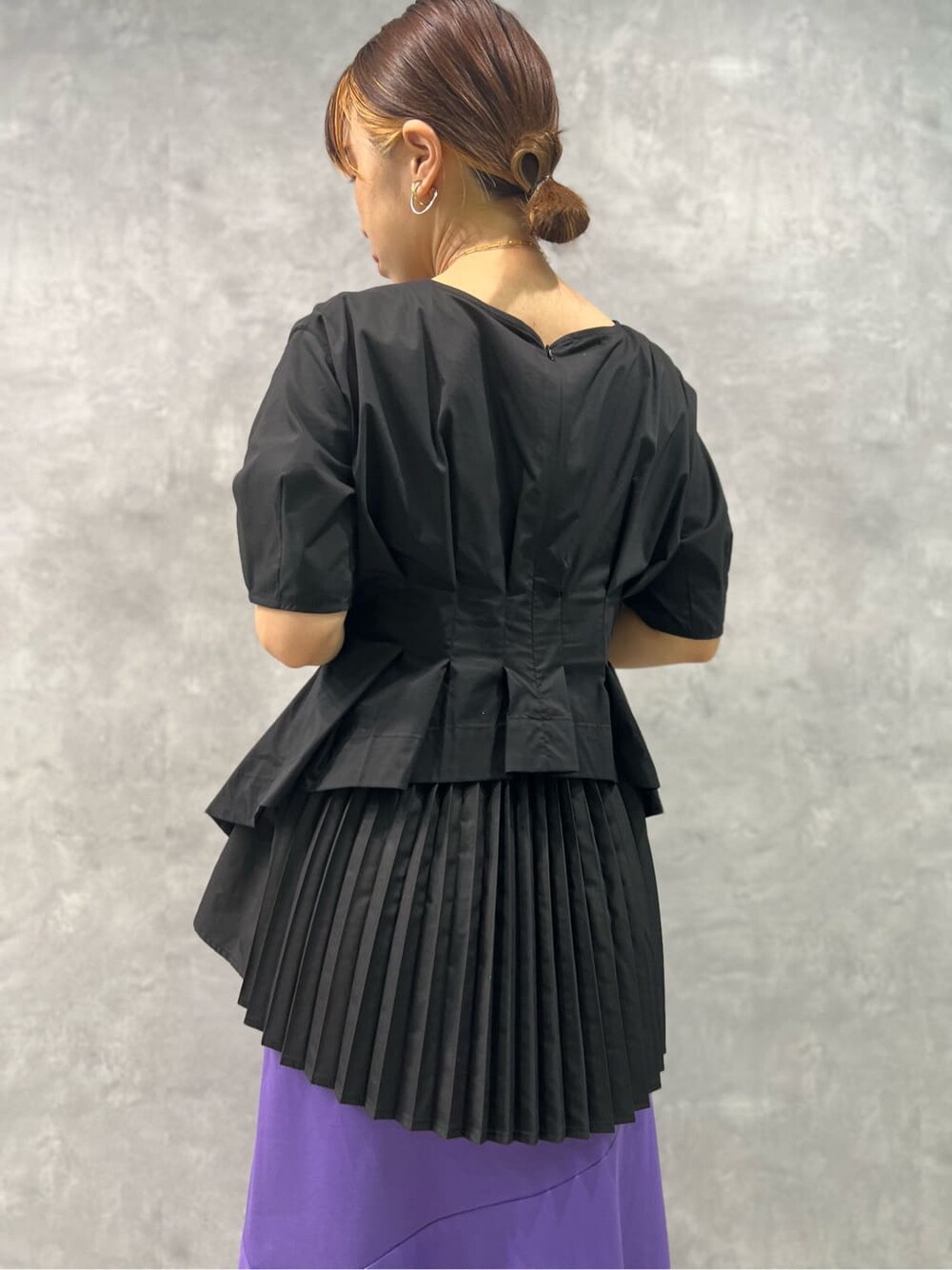 ブラック系のサンダル、パープル系のスカート、ブラック系のシャツ/ブラウスを着用したレディースの夏コーディネートの3枚目の写真