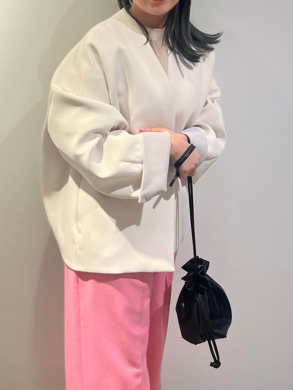 ピンク系のその他パンツ、ブラウン系のノーカラーコート、その他のシャツ/ブラウスを着用したレディースの冬コーディネートの5枚目の写真