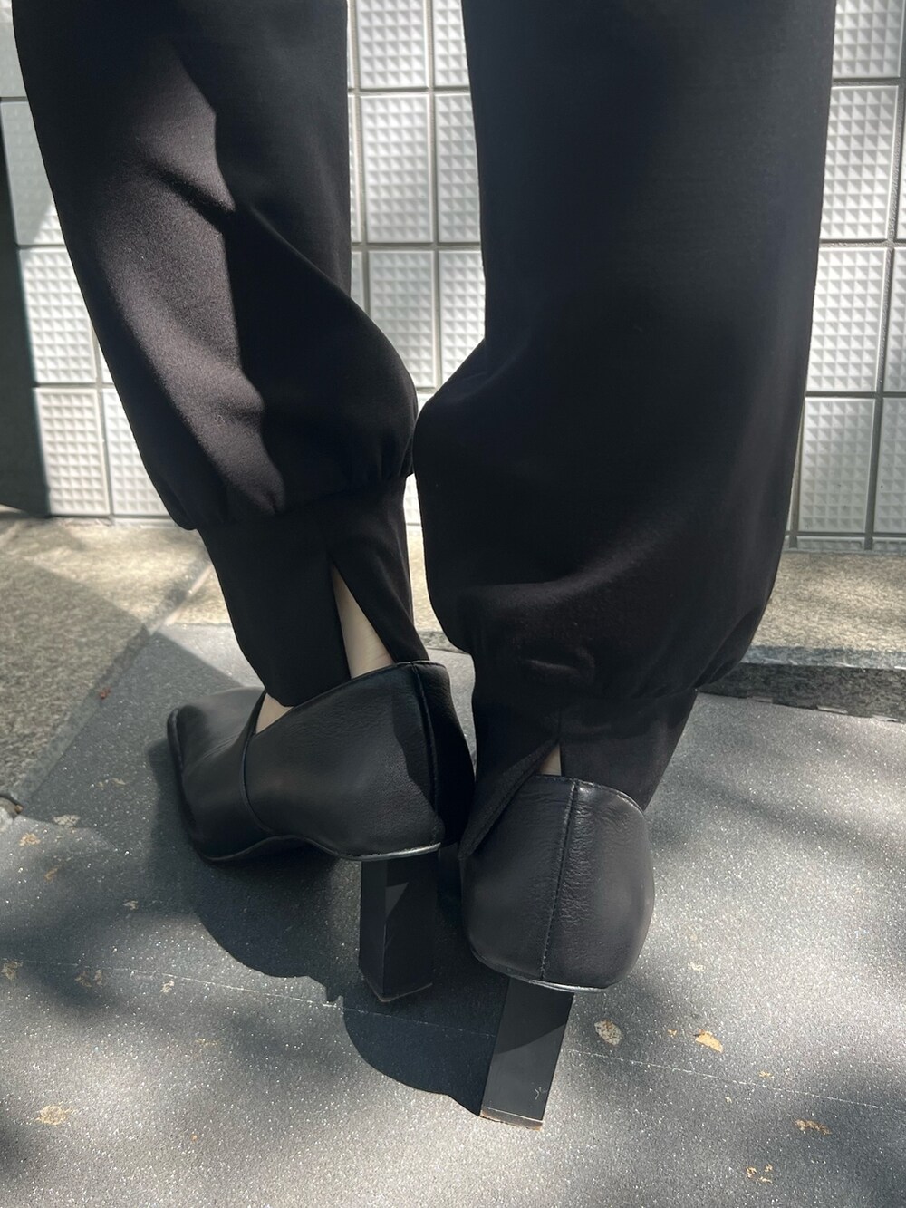 その他のシャツ/ブラウス、ブラック系のスラックス、ブラック系のパンプスを着用したレディースの春コーディネートの5枚目の写真