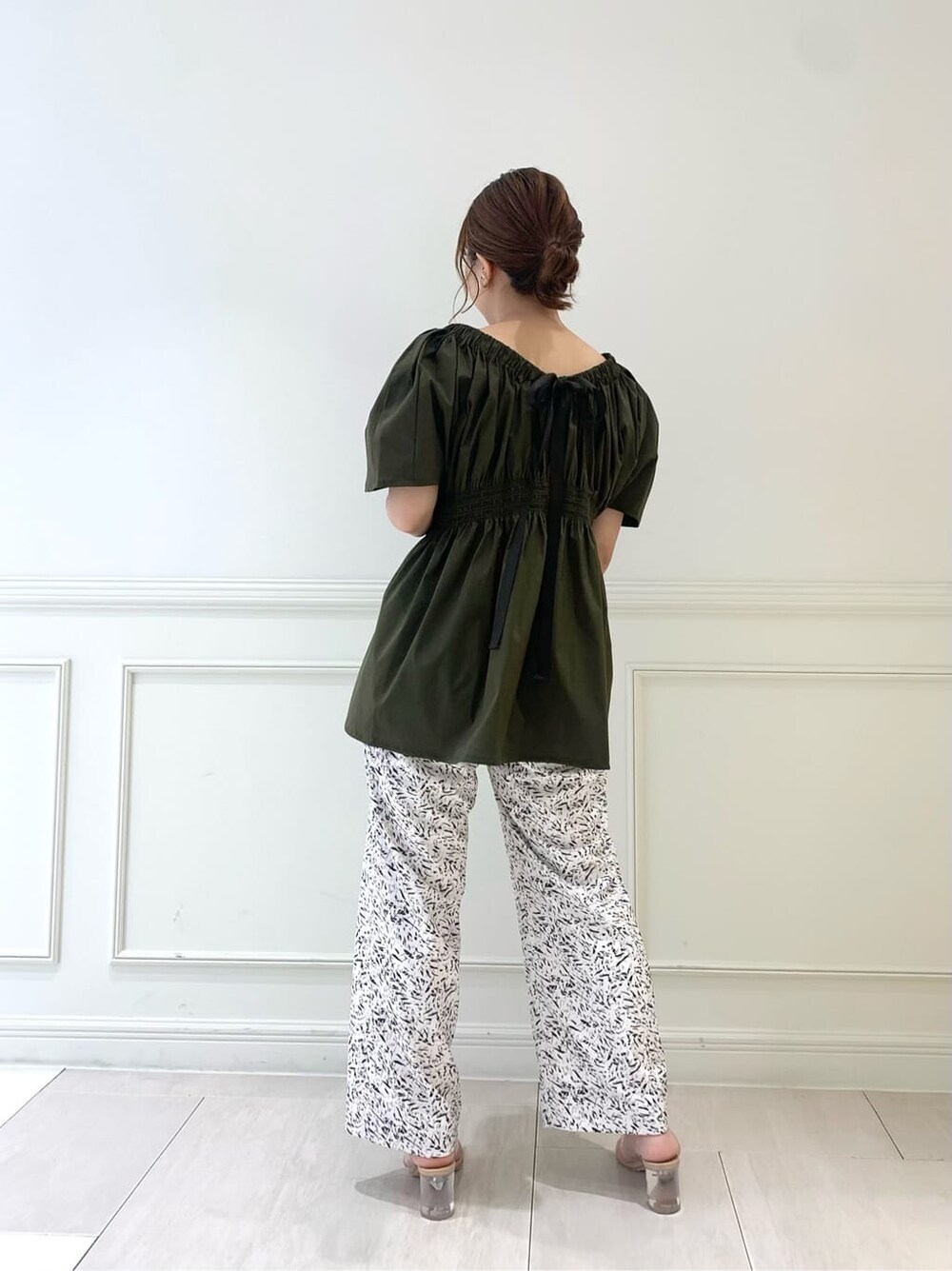 ブラック系のその他パンツ、ベージュ系のシャツ/ブラウスを着用したレディースの夏コーディネートの2枚目の写真