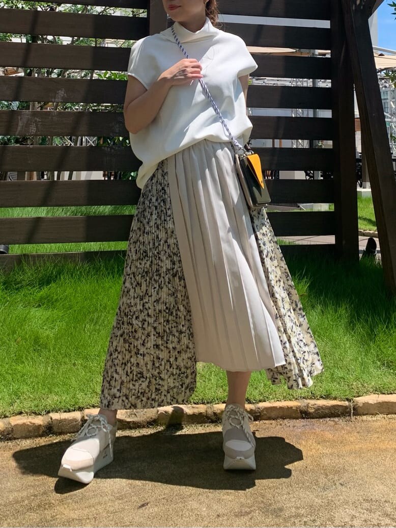 ホワイト系のTシャツ/カットソー、ベージュ系のスカート、ブラウン系のショルダーバッグを着用したレディースの夏コーディネートの2枚目の写真