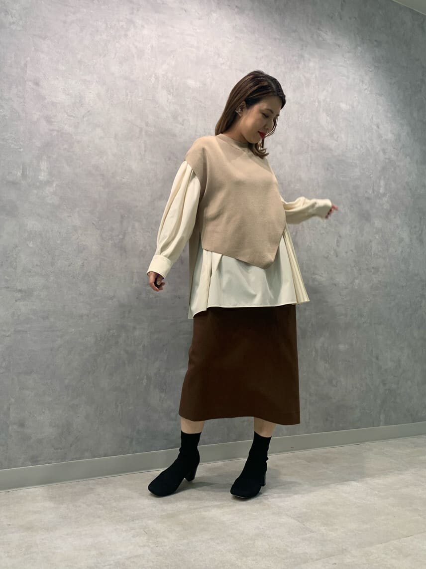 ブラウン系のスカート、ブラウン系のニット/セーターを着用したレディースの秋コーディネートの4枚目の写真