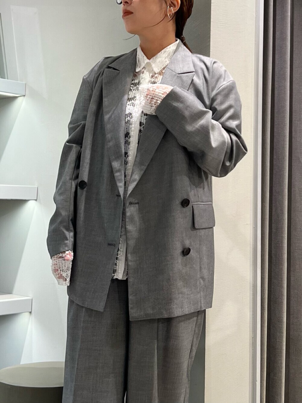 シルバー系のパンプス、ホワイト系のシャツ/ブラウス、グレー系のテーラードジャケットを着用したレディースの夏コーディネートの5枚目の写真