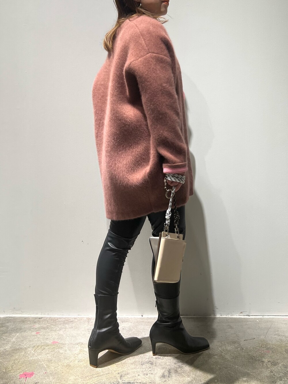 レッド系のその他アウター、ブラック系のその他パンツ、ブラック系のブーツを着用したレディースの秋コーディネートの2枚目の写真