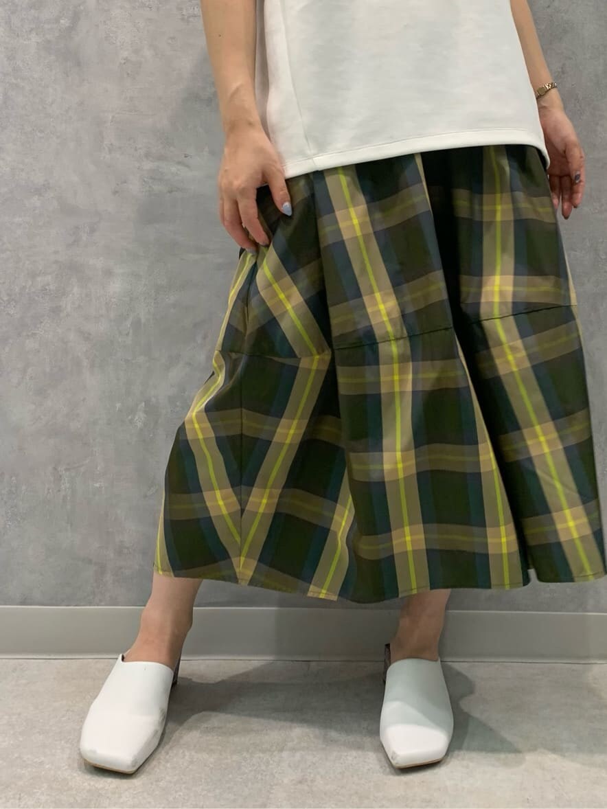 その他のスカート、ホワイト系のTシャツ/カットソー、ホワイト系のサンダルを着用したレディースの夏コーディネートの5枚目の写真