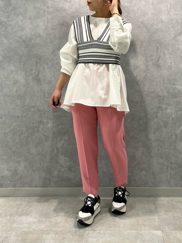 その他のニット/セーター、ピンク系のその他パンツ、ブルー系のスニーカーを着用したレディースの春コーディネートの2枚目の写真