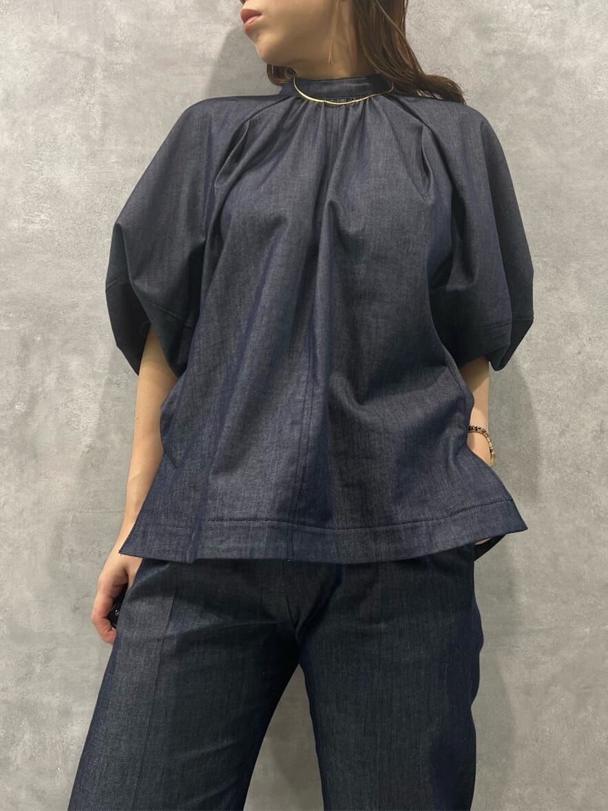 イエロー系のサンダル、ブルー系のシャツ/ブラウス、ブルー系のその他パンツを着用したレディースの夏コーディネートの3枚目の写真