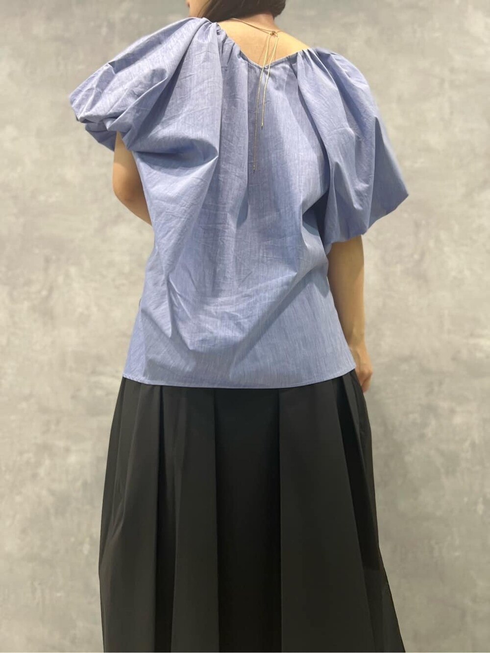 ホワイト系のサンダル、ブルー系のシャツ/ブラウス、ブラック系のスカートを着用したレディースの夏コーディネートの3枚目の写真