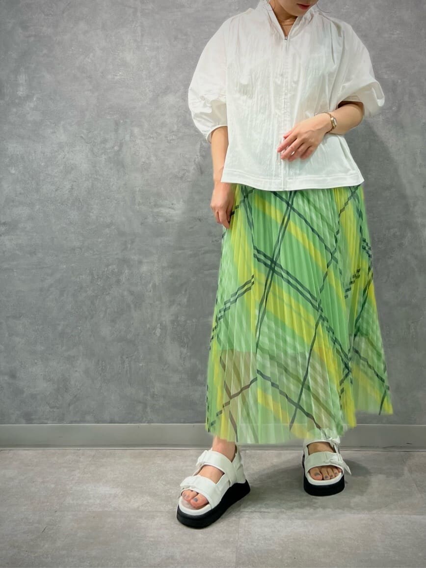 ホワイト系のサンダル、ホワイト系のシャツ/ブラウス、ブラック系のショルダーバッグを着用したレディースの春コーディネートの4枚目の写真