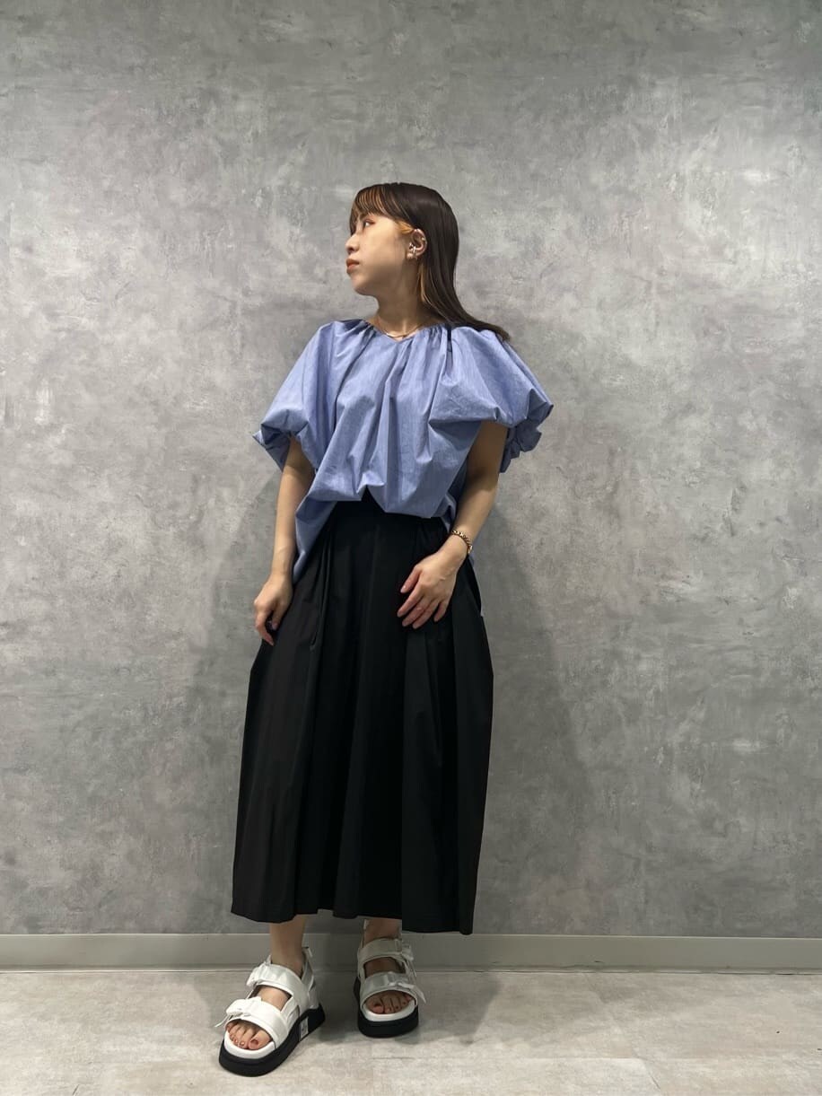 ホワイト系のサンダル、ブルー系のシャツ/ブラウス、ブラック系のスカートを着用したレディースの夏コーディネートの5枚目の写真