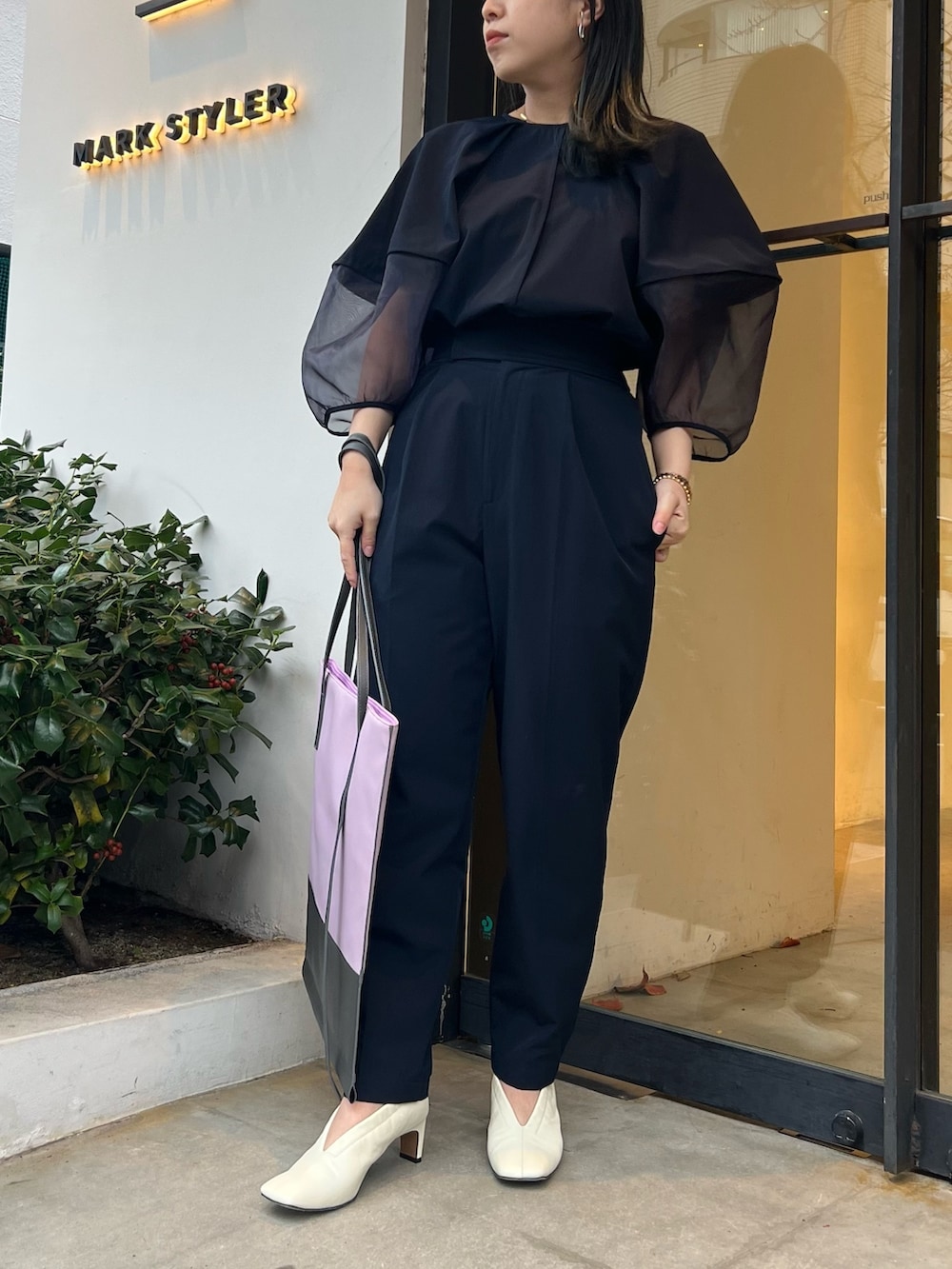 ブルー系のシャツ/ブラウス、ブルー系のその他パンツ、パープル系のトートバッグを着用したレディースの冬コーディネートの3枚目の写真