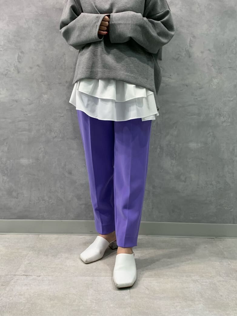 ホワイト系のサンダル、パープル系のスラックス、グレー系のパーカーを着用したレディースの秋コーディネートの4枚目の写真