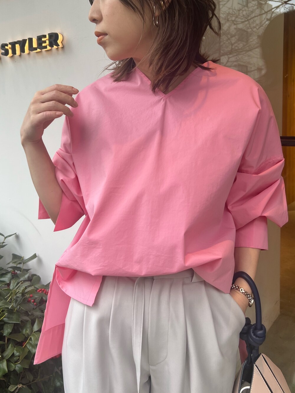 ピンク系のシャツ/ブラウス、ベージュ系のその他パンツ、ベージュ系のハンドバッグを着用したレディースの冬コーディネートの4枚目の写真