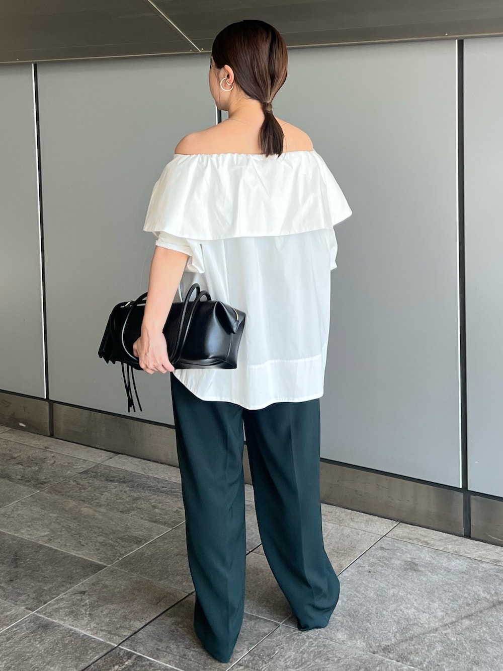 ホワイト系のシャツ/ブラウス、グリーン系のその他パンツ、ブラック系のボストンバッグを着用したレディースの夏コーディネートの3枚目の写真