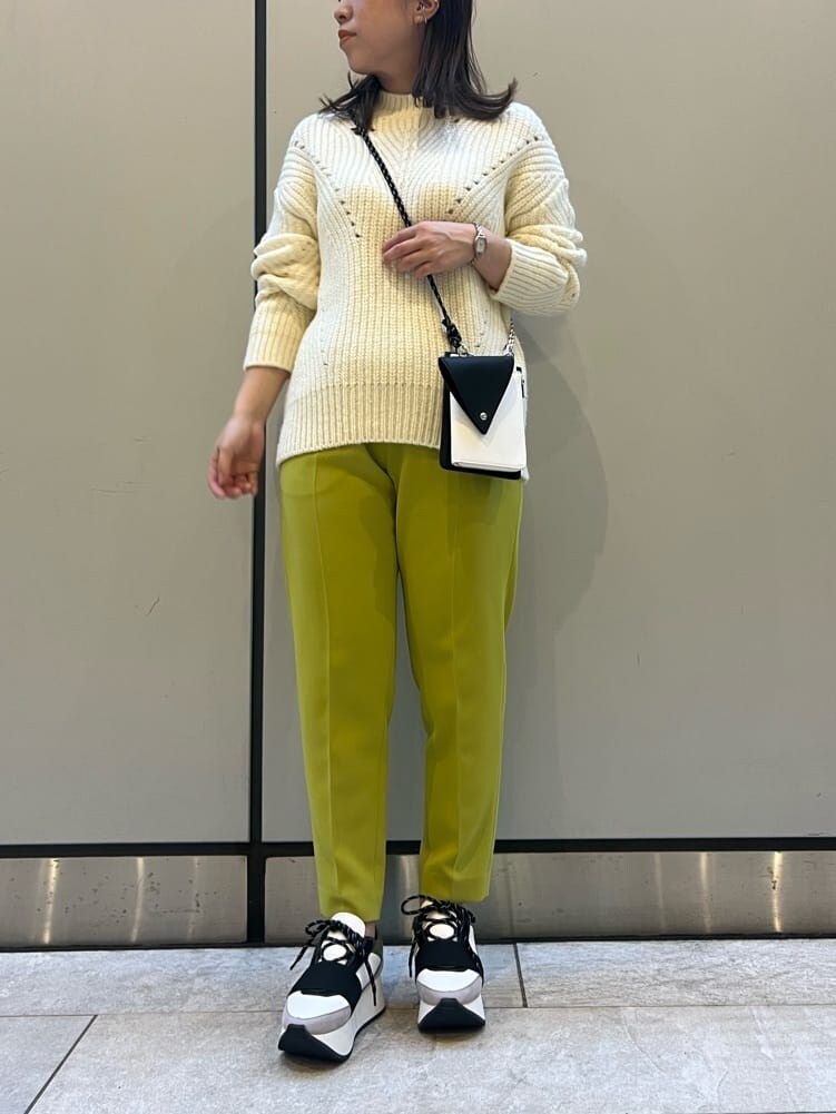 グリーン系のその他パンツ、ブラック系のショルダーバッグ、ホワイト系のニット/セーターを着用したレディースの秋コーディネートの2枚目の写真