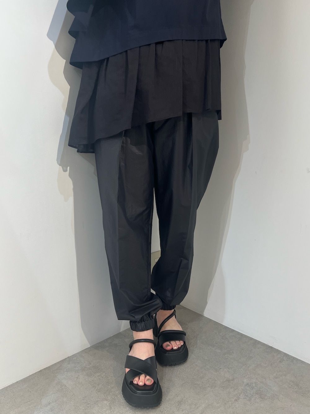 ブラック系のサンダル、ブラック系のその他パンツ、ブルー系のシャツ/ブラウスを着用したレディースの春コーディネートの7枚目の写真