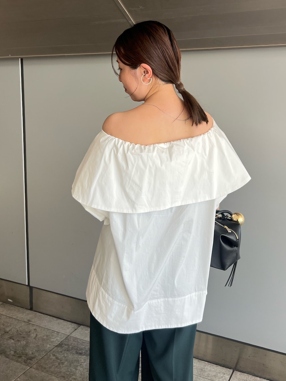 ホワイト系のシャツ/ブラウス、グリーン系のその他パンツ、ブラック系のボストンバッグを着用したレディースの夏コーディネートの6枚目の写真