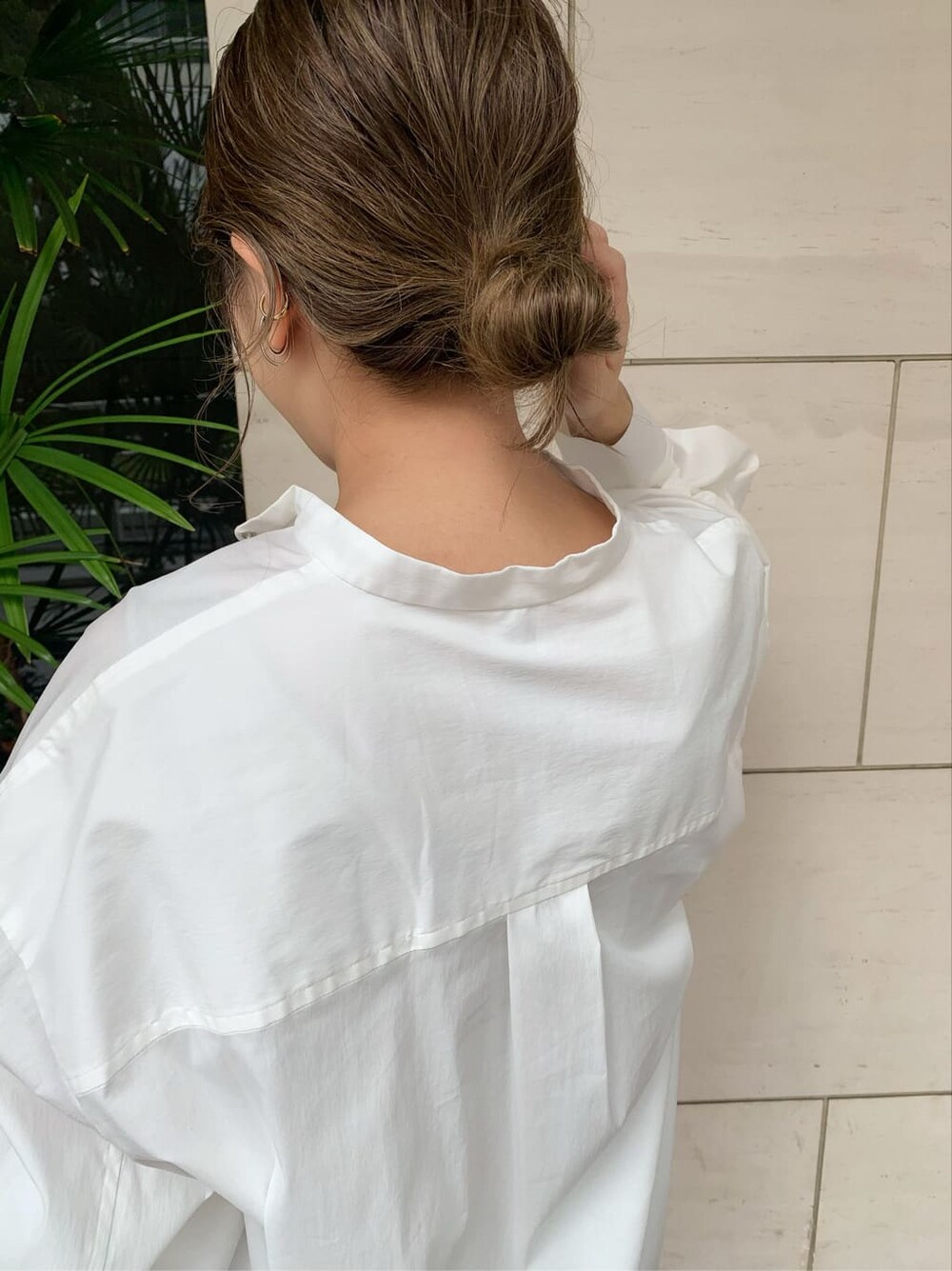 ベージュ系のサンダル、ホワイト系のシャツ/ブラウスを着用したレディースの夏コーディネートの7枚目の写真