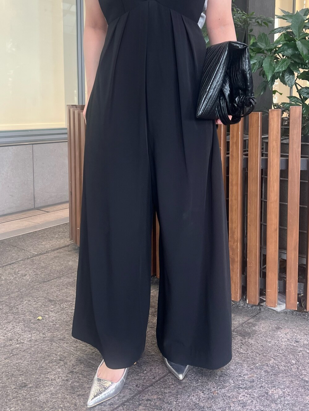 ブラック系のつなぎ/オールインワン、ブラック系のトートバッグ、シルバー系のサンダルを着用したレディースの夏コーディネートの5枚目の写真