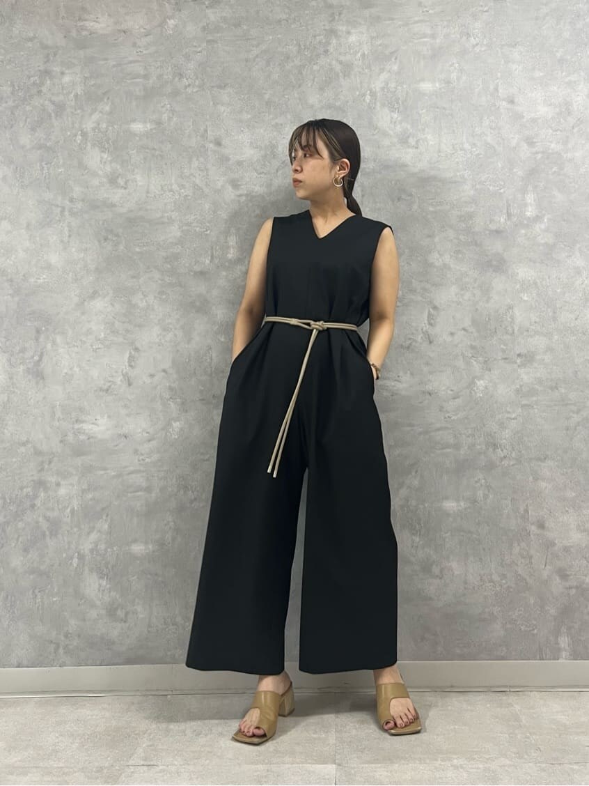 ベージュ系のスニーカー、ブラック系のつなぎ/オールインワン、グリーン系のTシャツ/カットソーを着用したレディースの夏コーディネートの6枚目の写真