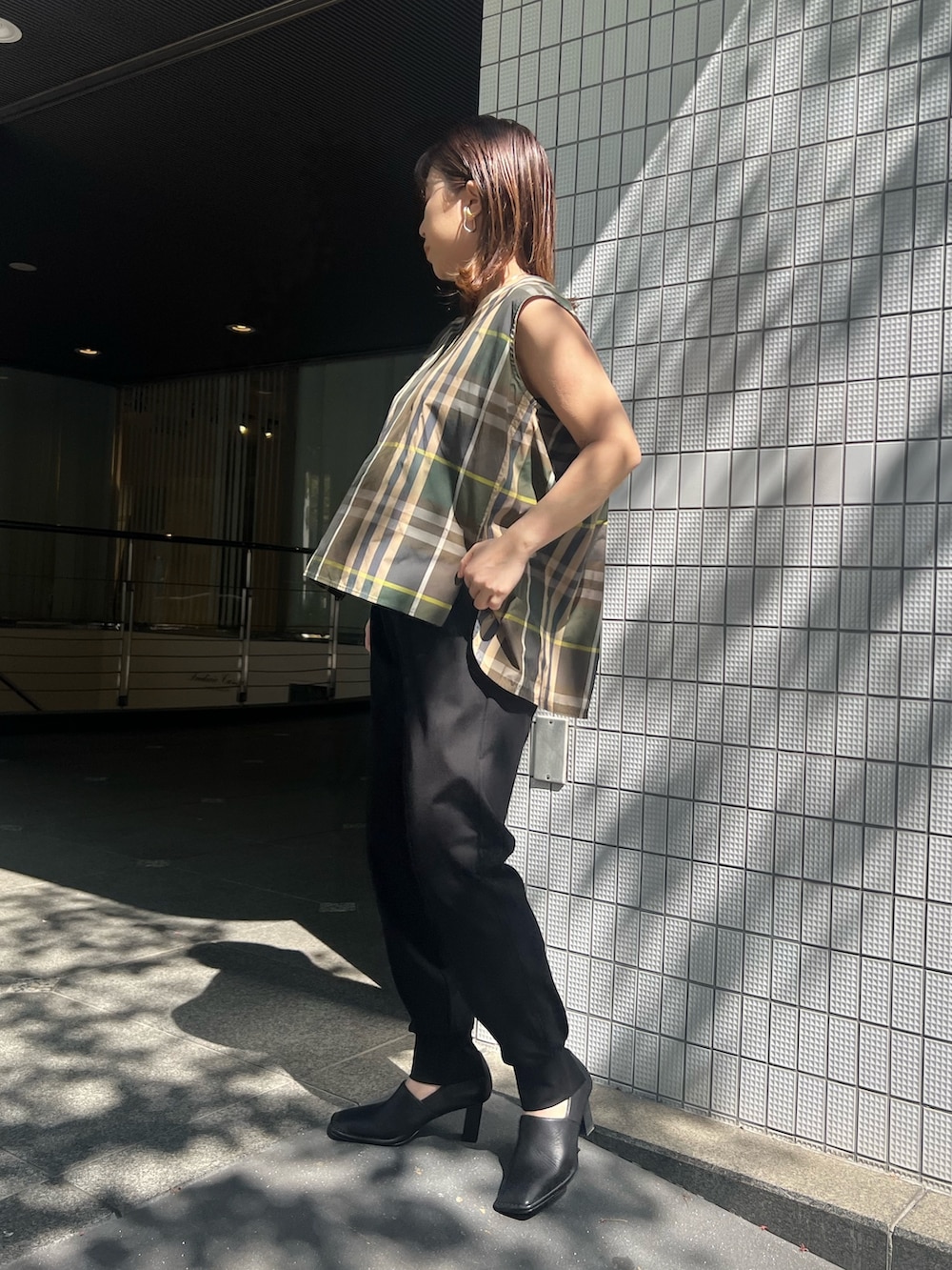 その他のシャツ/ブラウス、ブラック系のスラックス、ブラック系のパンプスを着用したレディースの春コーディネートの2枚目の写真