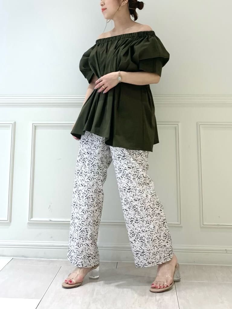 ブラック系のその他パンツ、ベージュ系のシャツ/ブラウスを着用したレディースの夏コーディネートの6枚目の写真