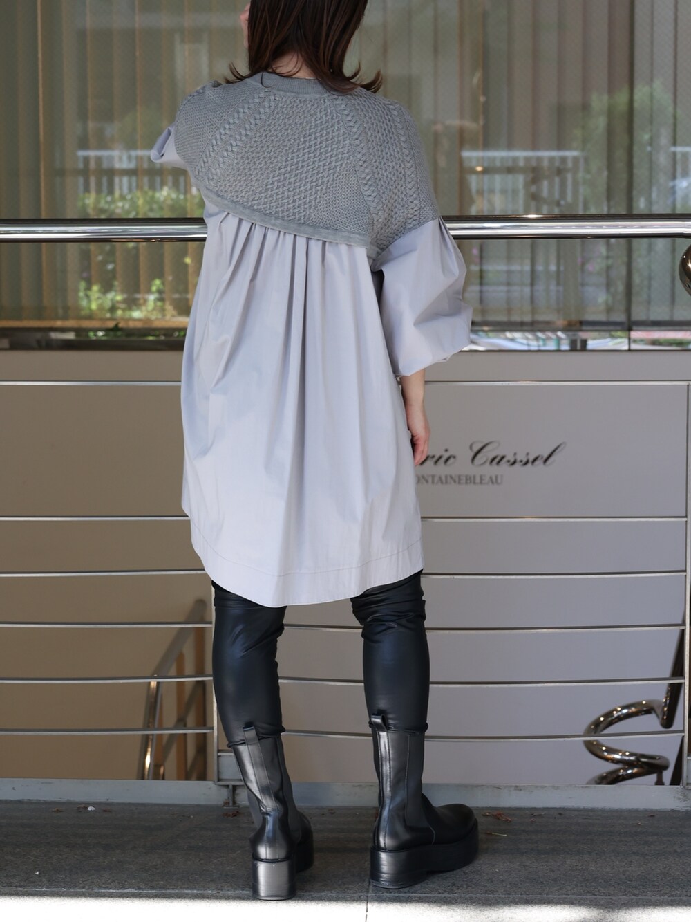 グレー系のシャツ/ブラウス、ブラック系のその他パンツを着用したレディースの夏コーディネートの5枚目の写真