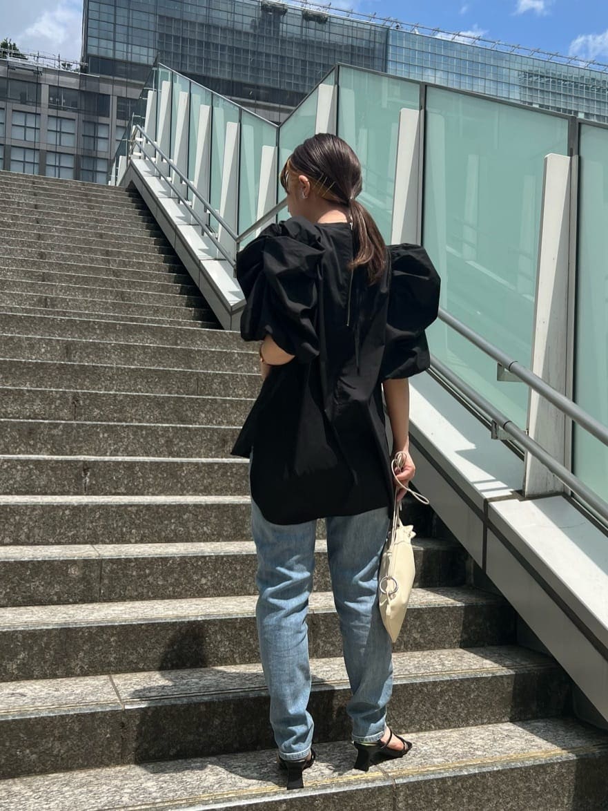 ブラック系のシャツ/ブラウス、ブルー系のデニムパンツ、ブラック系のサンダルを着用したレディースの夏コーディネートの5枚目の写真