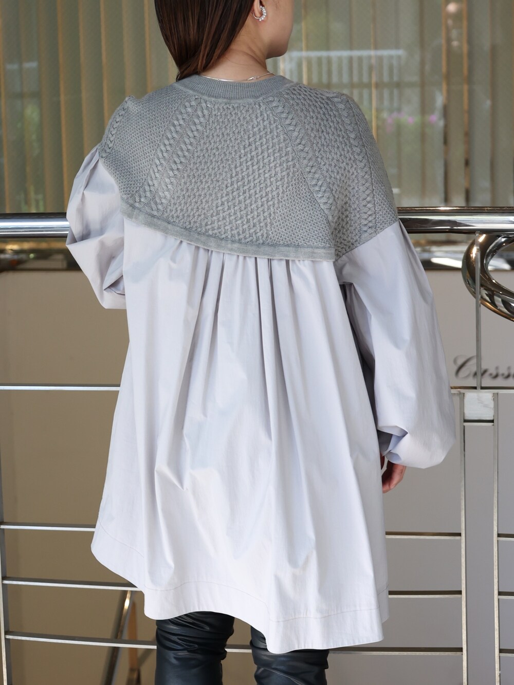 グレー系のシャツ/ブラウス、ブラック系のその他パンツを着用したレディースの夏コーディネートの2枚目の写真