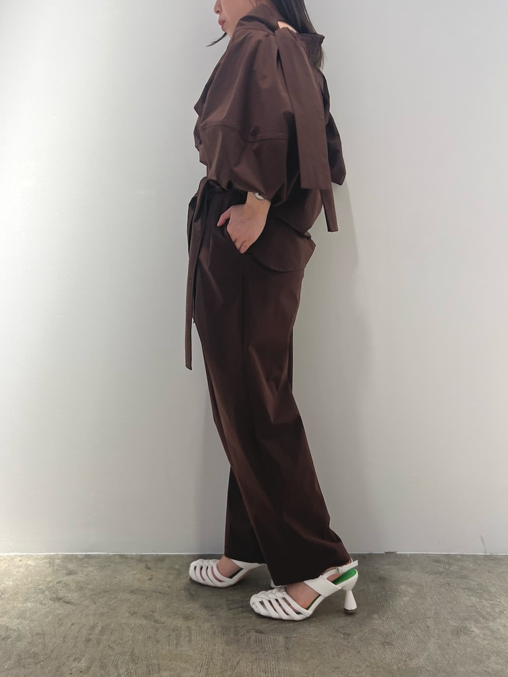 ブラウン系のシャツ/ブラウス、ブラウン系のその他パンツを着用したレディースの冬コーディネートの2枚目の写真