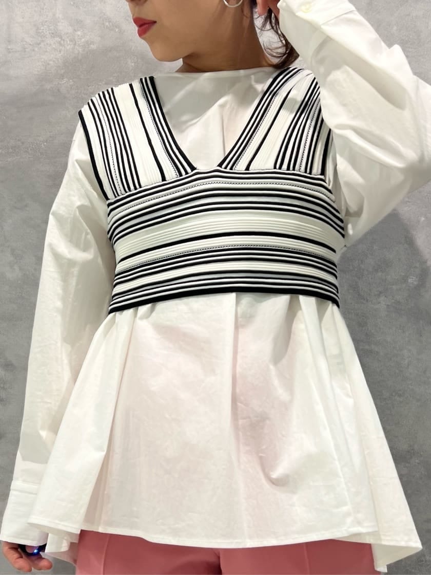 その他のニット/セーター、ピンク系のその他パンツ、ブルー系のスニーカーを着用したレディースの春コーディネートの3枚目の写真