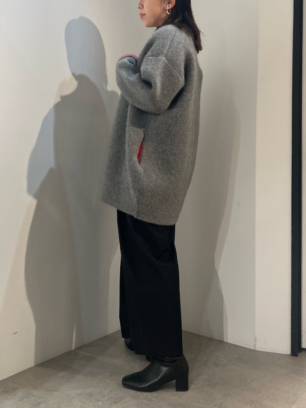 グレー系のカーディガン/ボレロ、ブラック系のその他パンツを着用したレディースの夏コーディネートの4枚目の写真