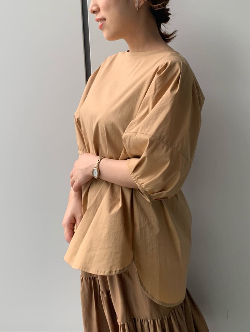 ベージュ系のシャツ/ブラウス、ベージュ系のスカートを着用したレディースの夏コーディネートの4枚目の写真