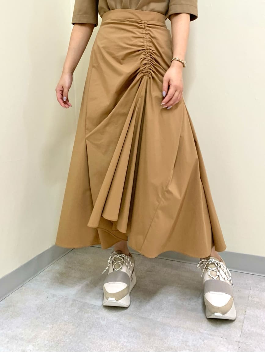 ベージュ系のワンピースを着用したレディースの夏コーディネートの3枚目の写真