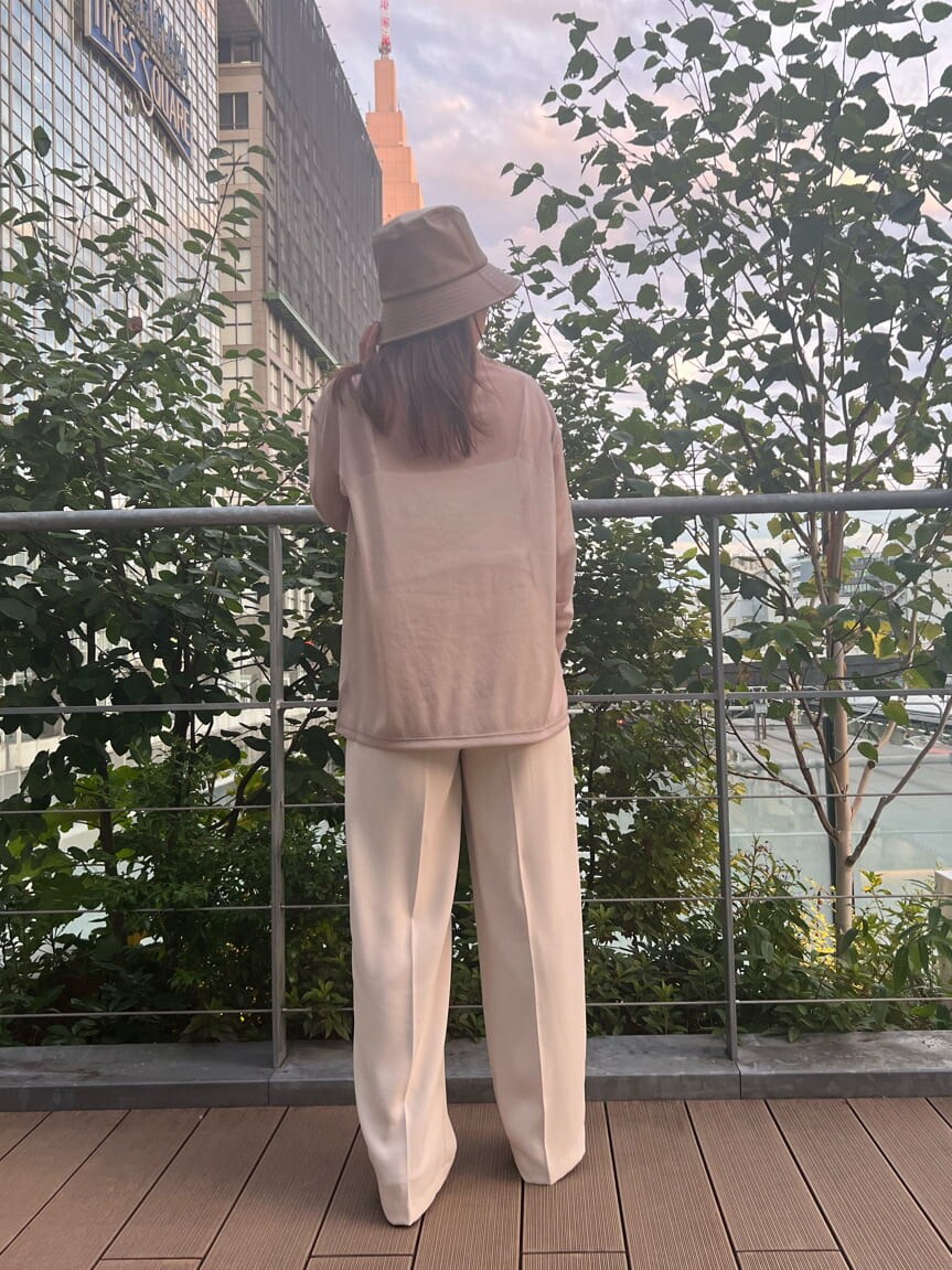 ベージュ系のハットを着用したレディースの夏コーディネートの3枚目の写真