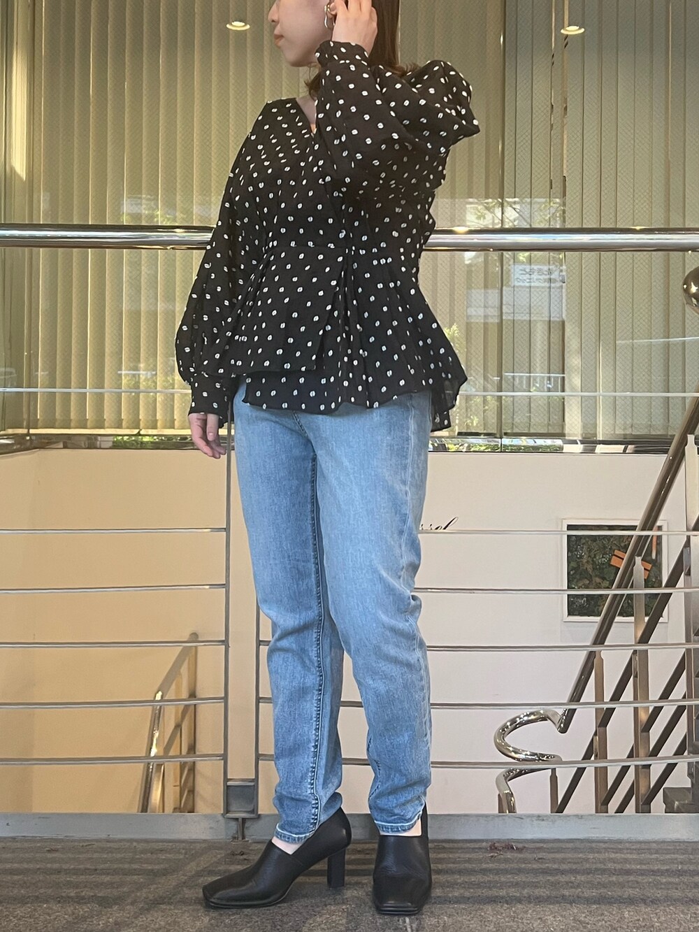 その他のシャツ/ブラウス、ブルー系のデニムパンツ、ブラック系のパンプスを着用したレディースの春コーディネートの2枚目の写真